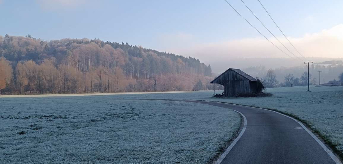 Start war bei doch recht frostigen Temperaturen am Bahnhof von Gaildorf. Dort Auto gut untergebracht und abgestellt. Momo durfte heute zu Hause bleiben. Der war heute morgen bei minus 14 Grad im Garten, war ihm definitiv zu kalt wollte später nach dem Gassi gehen sein Sofa nicht mehr verlassen 🤣 Also alleine losgezogen und erstmal durch Gaildorf und dann am Kocher entlang. Bei den Temperaturen waren wenig Leute unterwegs also hatte ich den Weg fast für mich alleine die ganze Strecke. Gaildorfer Schloss rechts liegen gelassen und am Kocher entlang Richtung Münster und von da an der Freibadabzweigung ein Stück den Wiesenweg entlang der zum Glück gefroren war weiter am Kocher entlang. Normalerweise bin ich immer mit dem Fahrrad auf den Wegen parallel zum Kocher Richtung Sulzbach und Aalen unterwegs die ist heute mal zu bewandern war ein neues Erlebnis. Beim Laufen sieht man doch einfach ein paar Sachen und findet Abzweigungen und Wege wie man sonst mit dem Fahrrad nicht auf dem Schirm hat. Zwischendurch kam ab und zu die Sonne durch war aber immer alles im deutlichen minusbereich. Die richtigen Kleider heute morgen zum Glück aus dem Schrank geholt so musste ich wieder frieren noch schwitzen. Es gab natürlich wieder viel zu sehen und viel zu fotografieren 🤣. Irgendwie schaffe ich es nicht einfach mal zu laufen ohne ständig stehen zu bleiben und irgendwelche Fotos zu machen. Da ich relativ spät los bin kurz vor 12 wurde es dann schon leicht dämmrig und auch noch mal einen Ticken kälter. Stirnlampe hatte ich heute morgen zwar eingepackt aber bei knapp 30 km habe ich dann doch entschlossen mich abholen zu lassen da auch meine Hunde zu Hause sicher schon auf mich gewartet haben. War heute mal wieder eine neue Erfahrung auf alten und neuen Wegen direkt vor der Haustüre